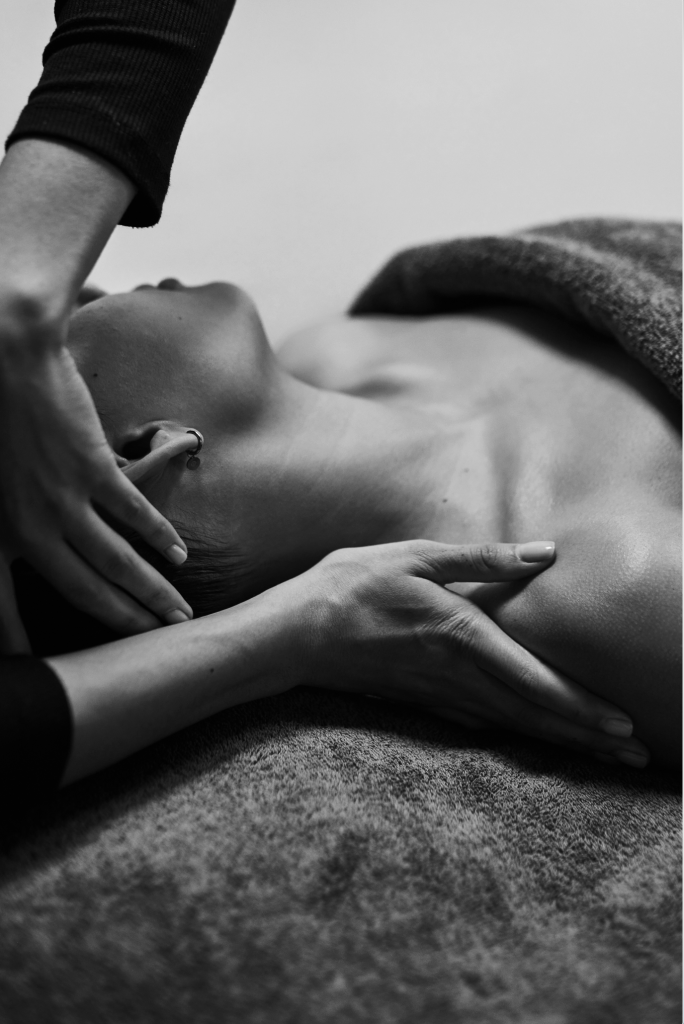 Een holistische massage in Arnhem, waarbij je zintuigen worden geprikkeld.